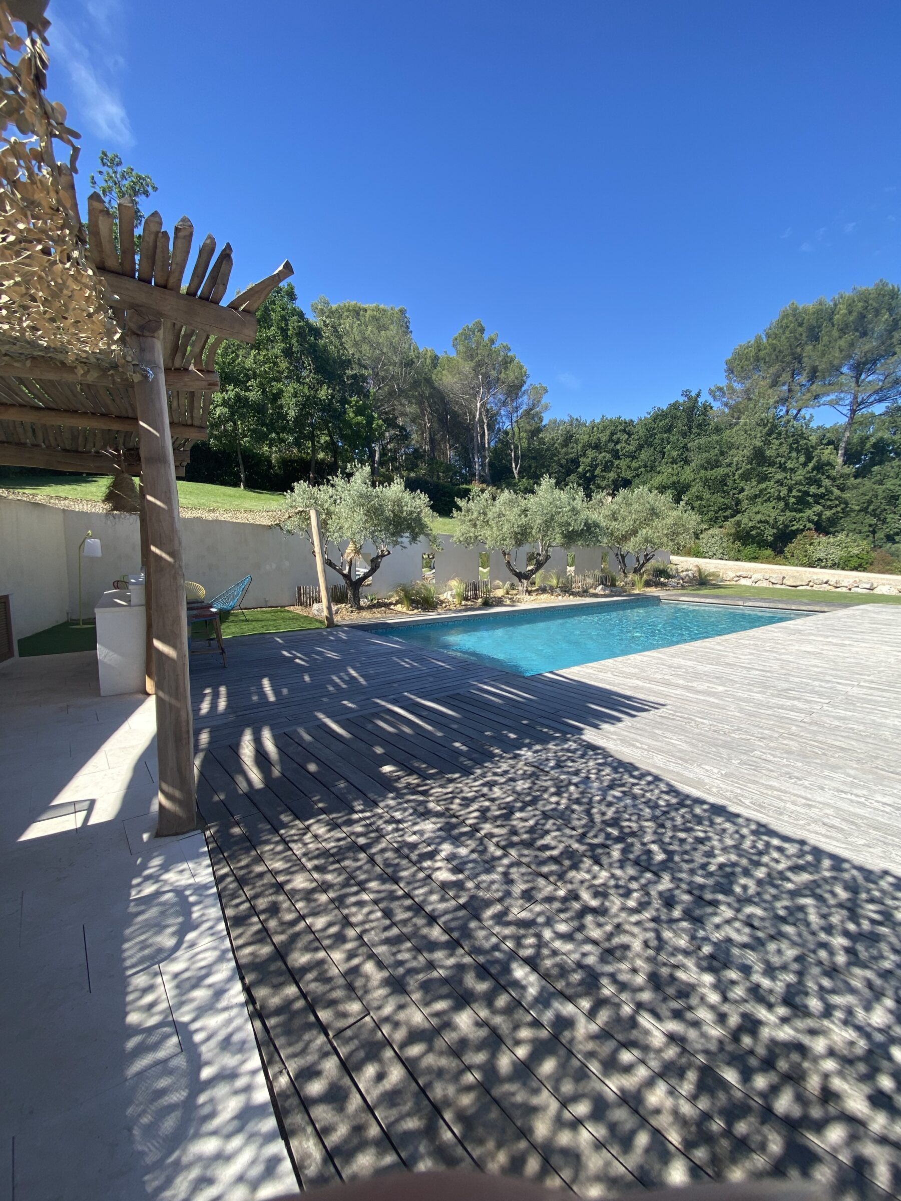 terrasse et plage de piscine