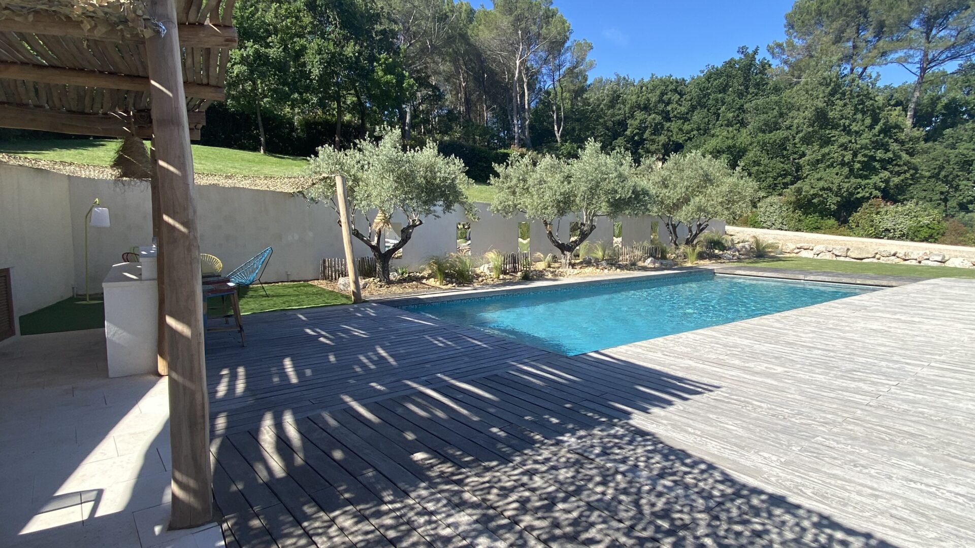 terrasse et plage de piscine