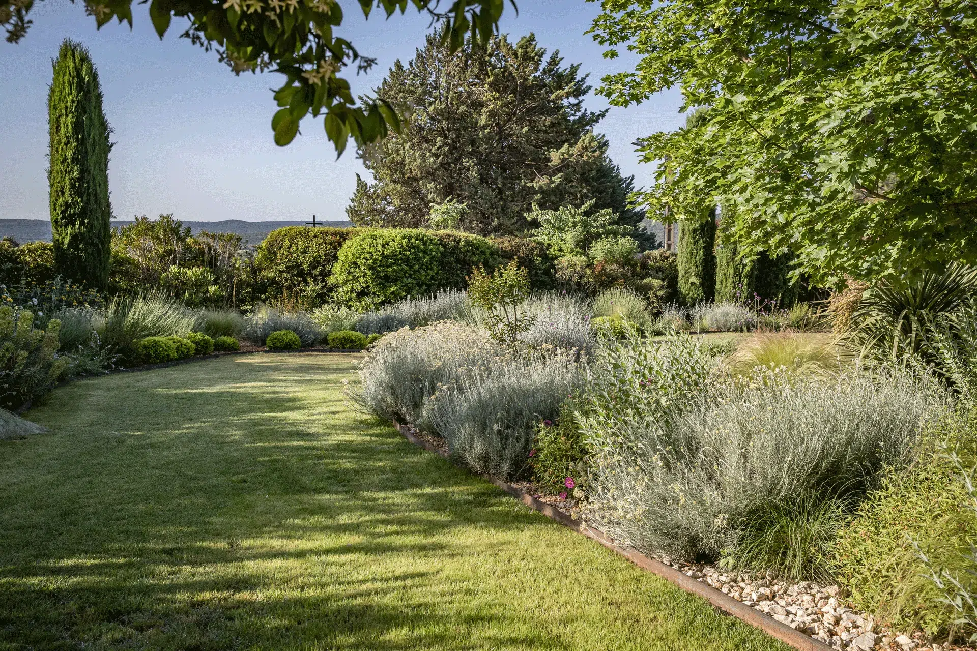 Jardin méditerranéen avec pelouse, lavande et cyprès