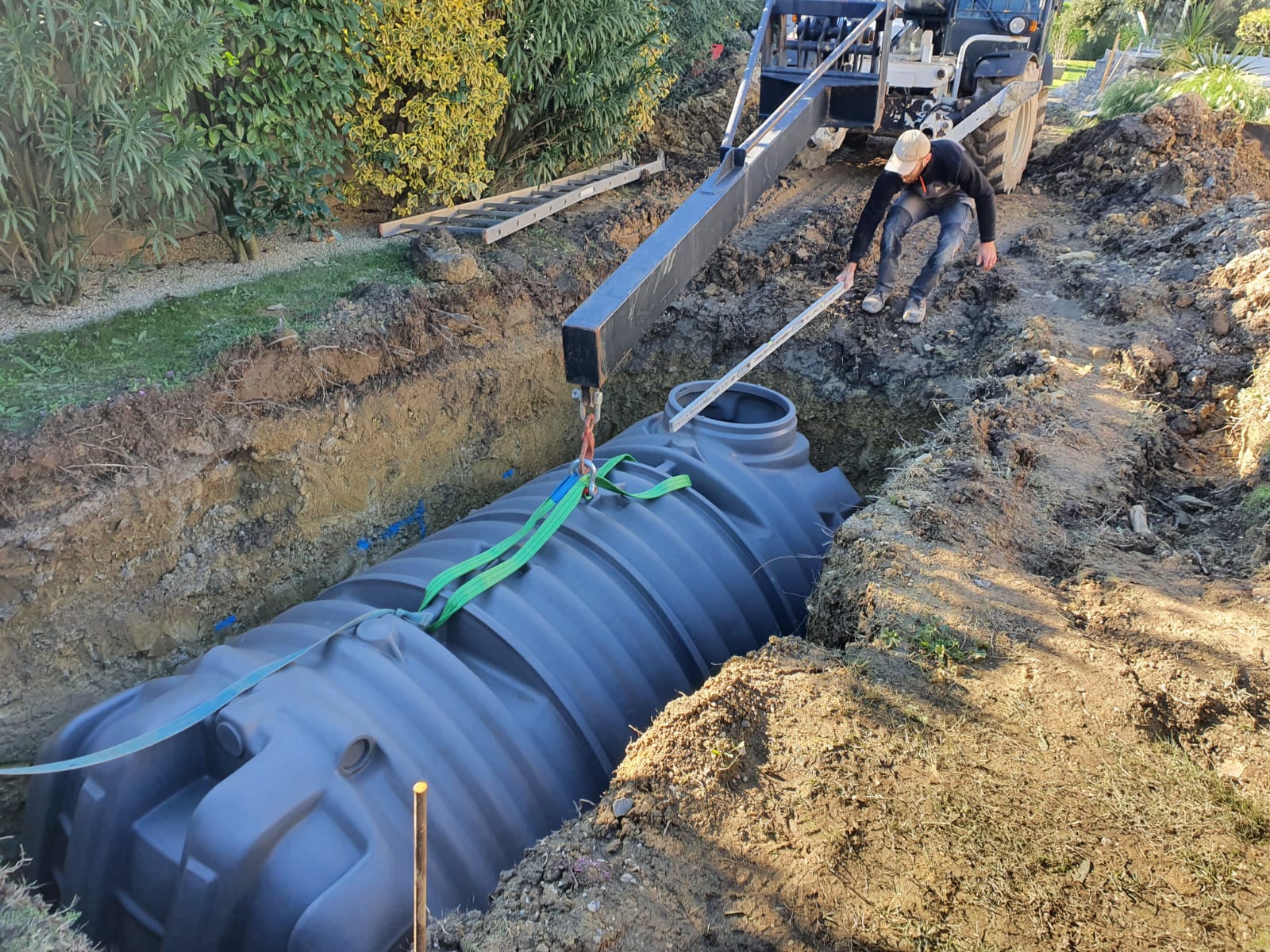 Installation d'une cuve de récupération d'eau de pluie enterrée