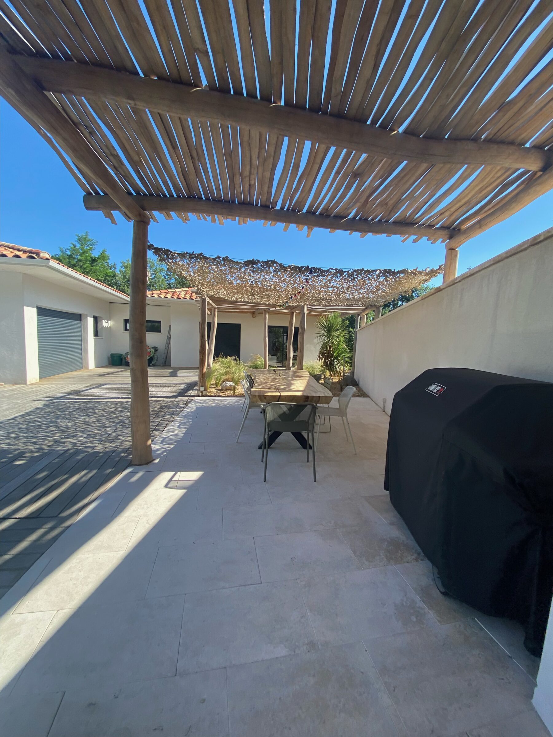 Terrasse et plage de piscine