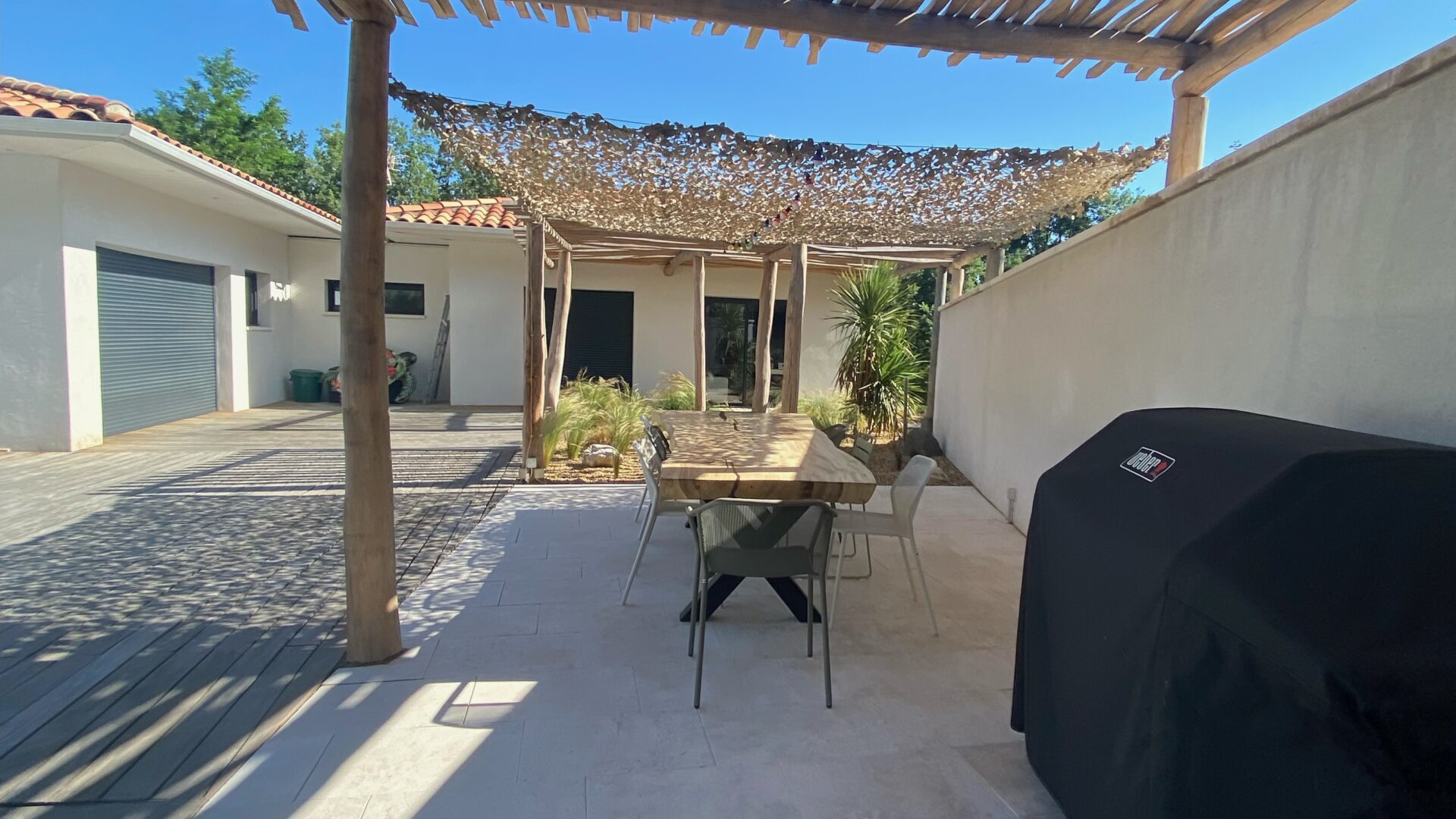 Terrasse et plage de piscine