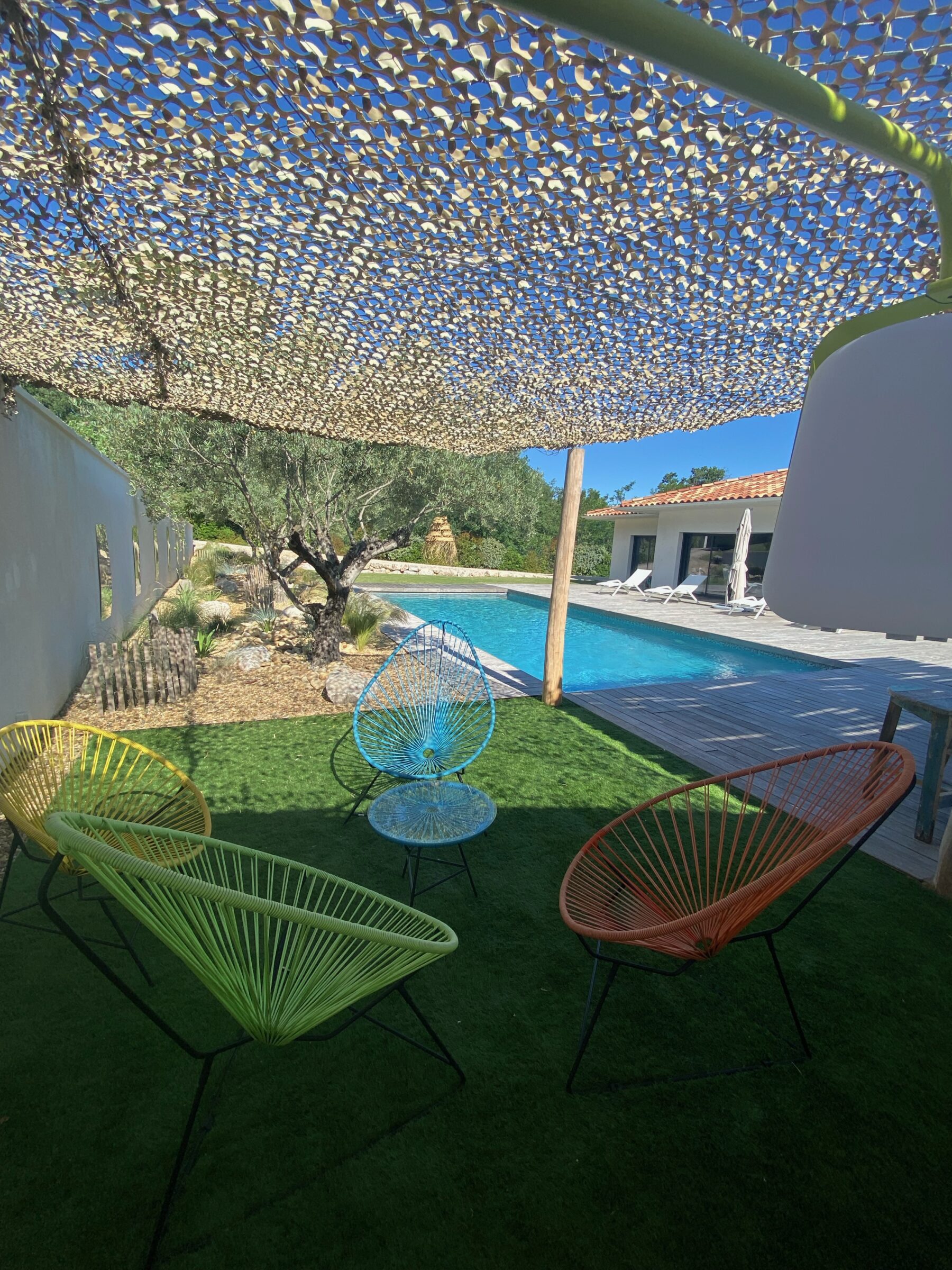 Plage de piscine les jeunes pousses