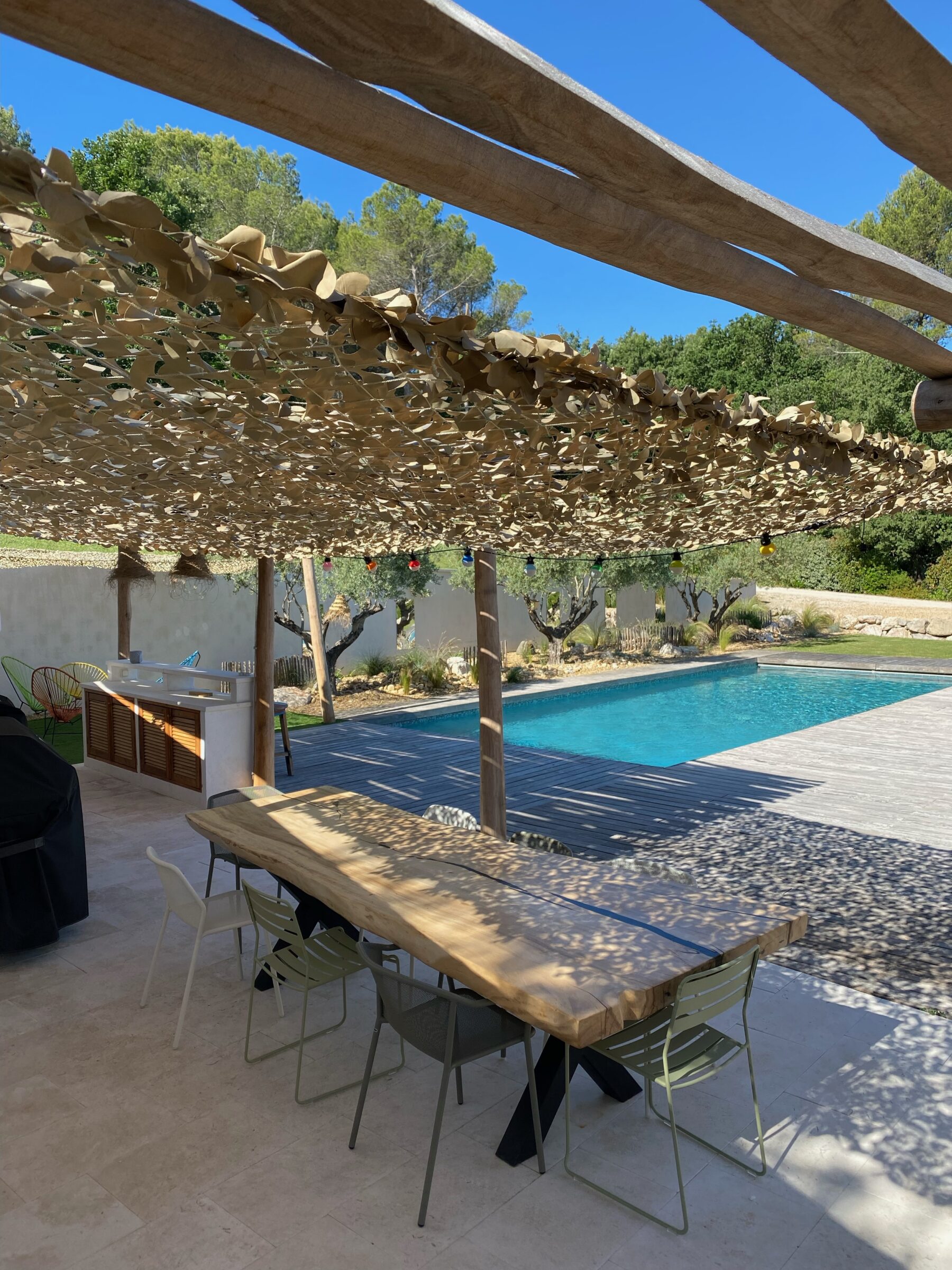 Plage de piscine les jeunes pousses