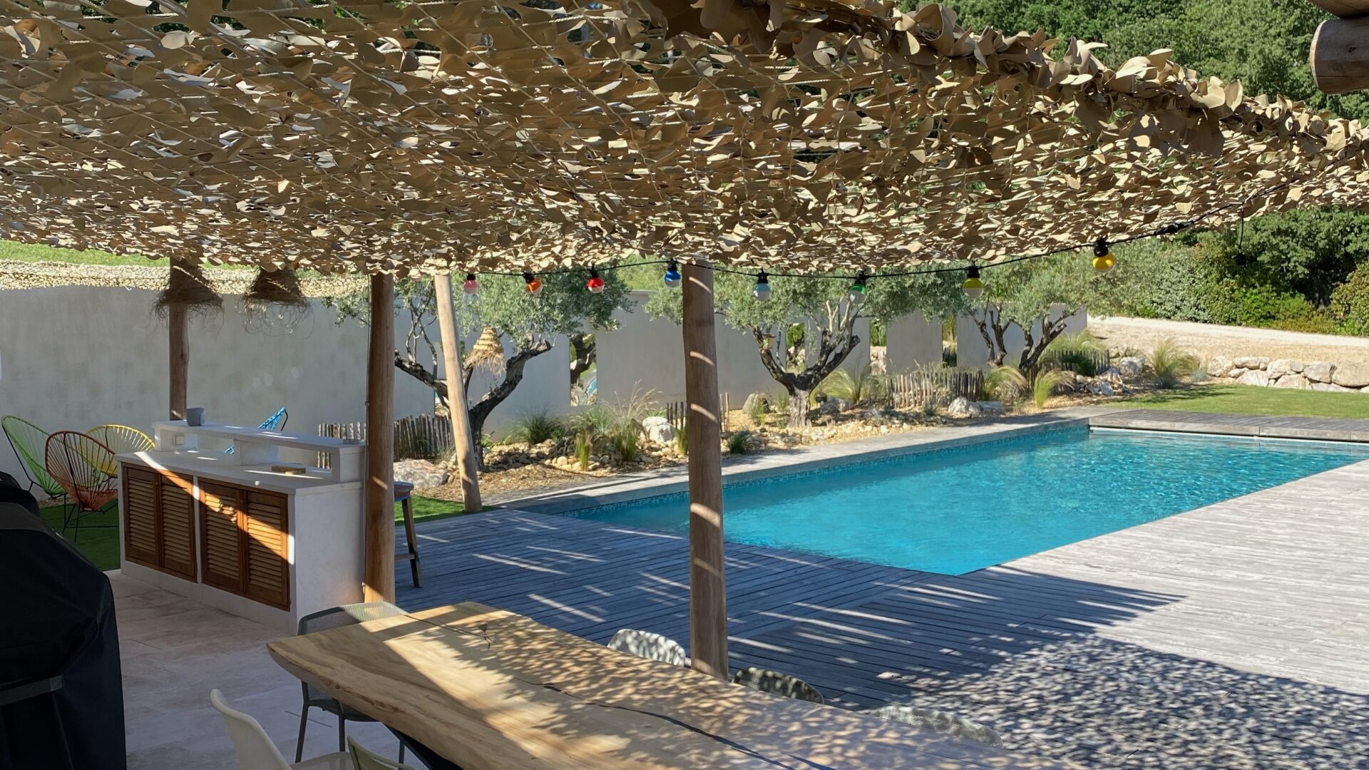 Plage de piscine les jeunes pousses
