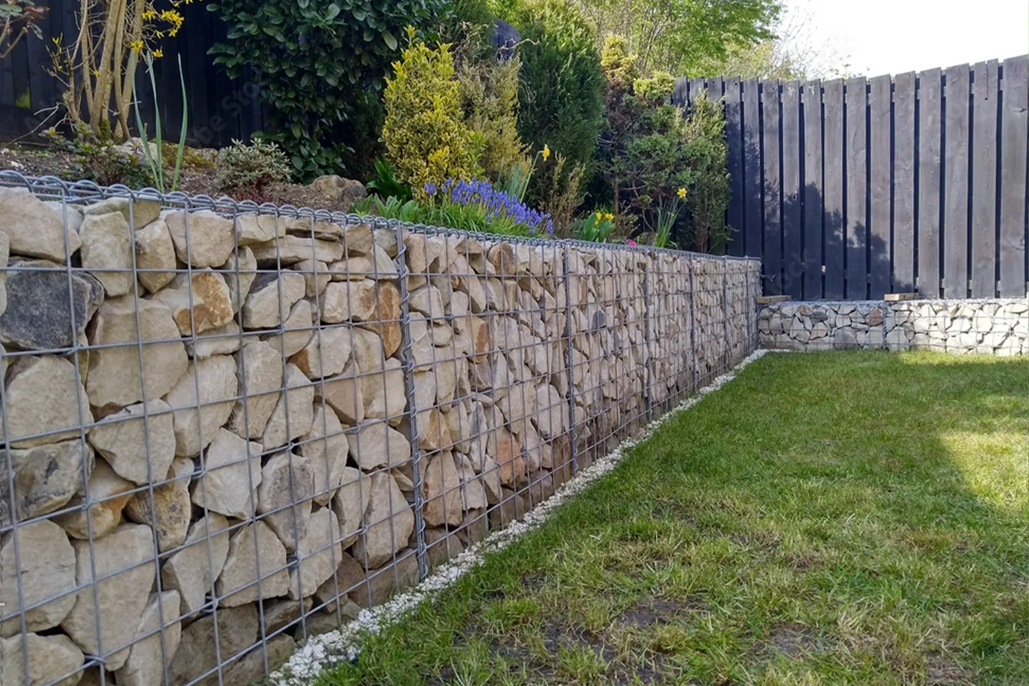 Mur en gabion intégré à un aménagement de jardin