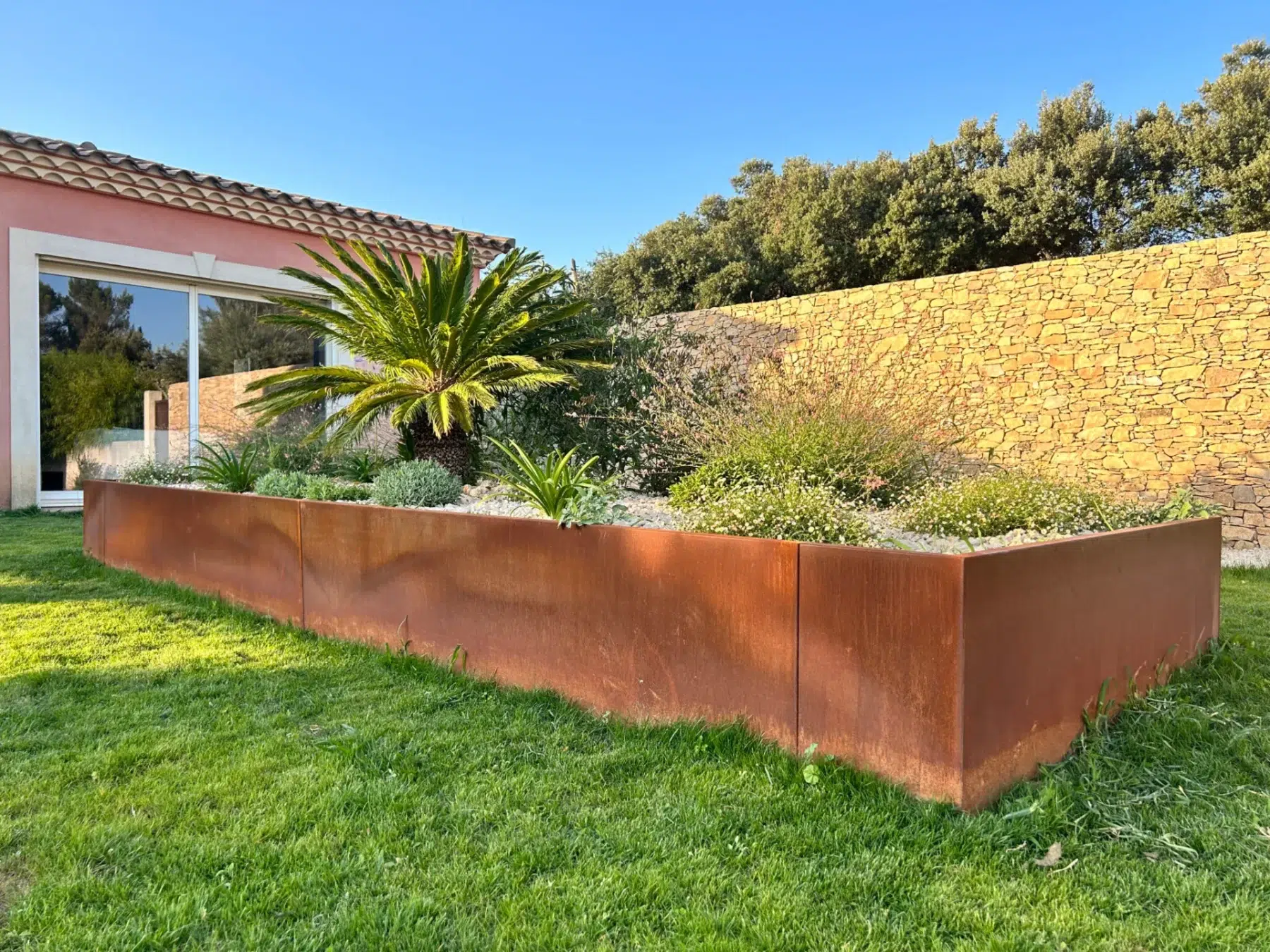 Jardin méditerranéen créé à Nîmes (Gard 30) par Les Jeunes Pousses
