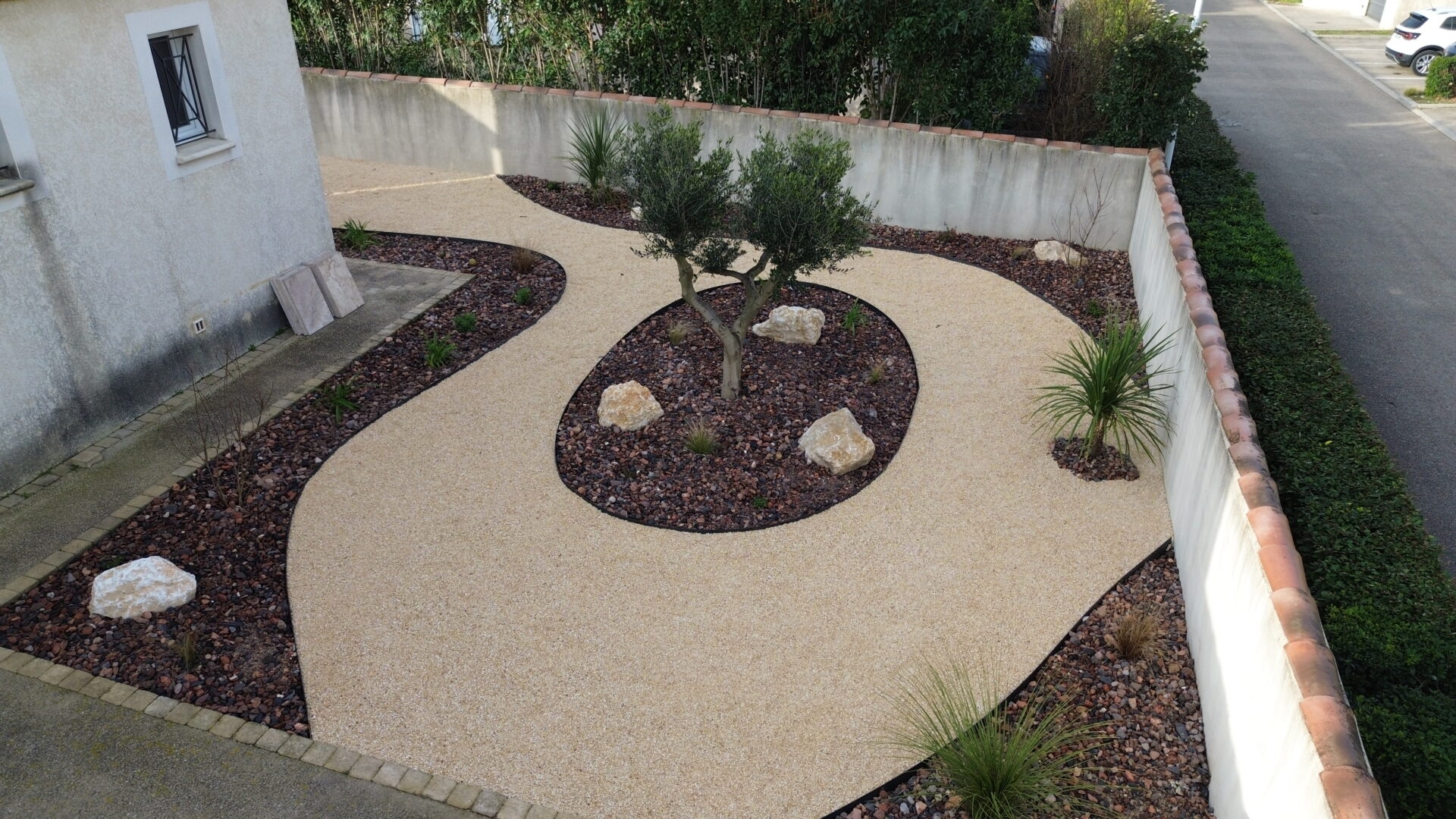 Un jardin méditerranéen dès l'entrée de votre maison